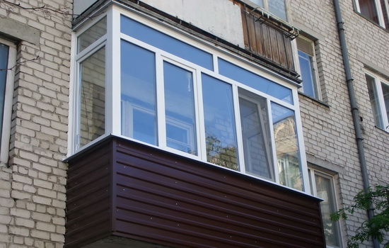 Обшивка балкона виниловым сайдингом
