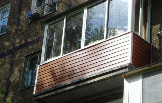 Обшивка балкона сайдингом: видео инструкция