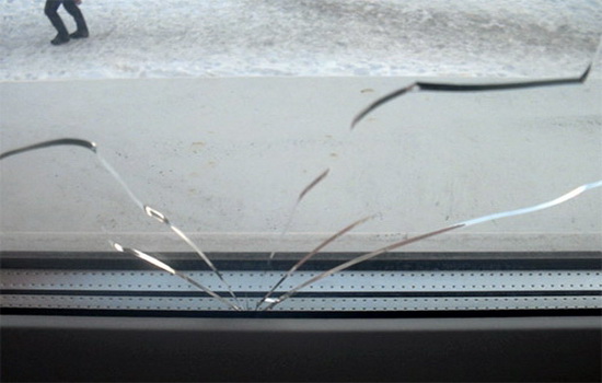Трещины на пластиковом окне